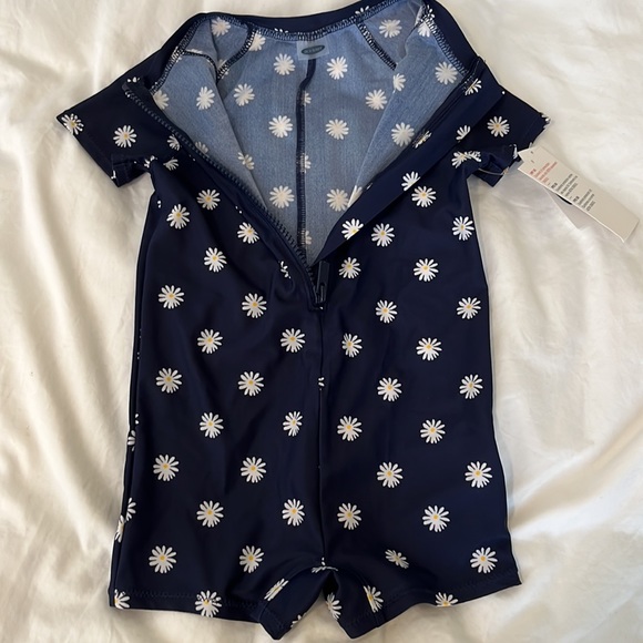 Old navy swimsuit rash guard - Picture 4 of 4